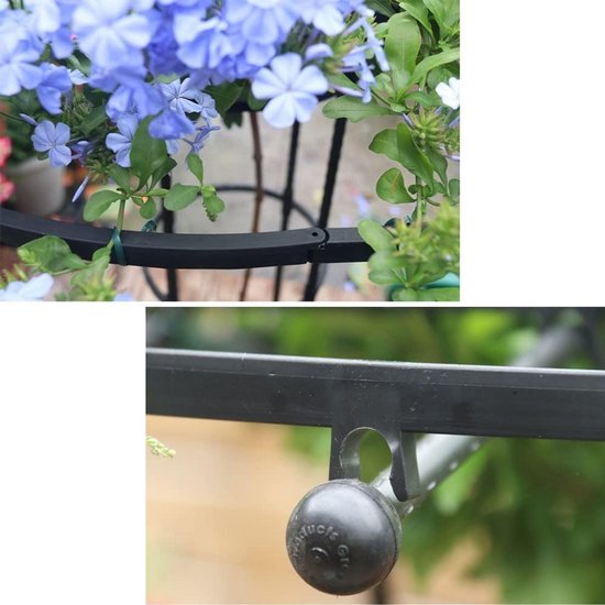 Detail van blauwe bloemen op een zwarte plantenstandaard.