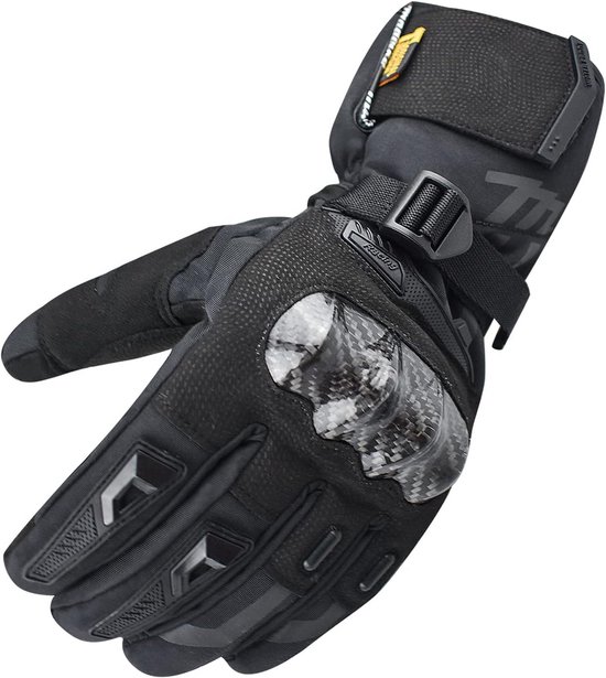Zwarte motorhandschoen met carbon fiber knokkelbescherming, verstelbare band en ruw textuur detail.