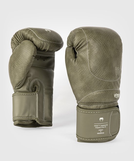 Legergroene bokshandschoenen met schubbenpatroon, witte stiksels, '05' en 'Venum' op de voorkant.