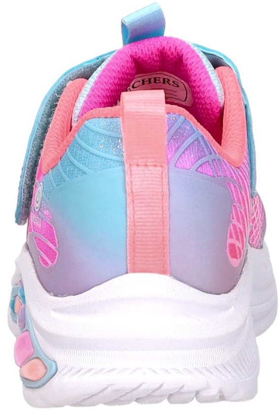 Achterkant van roze, paarse en blauwe kindersneakers met roze accenten en lichtjes in de zool.