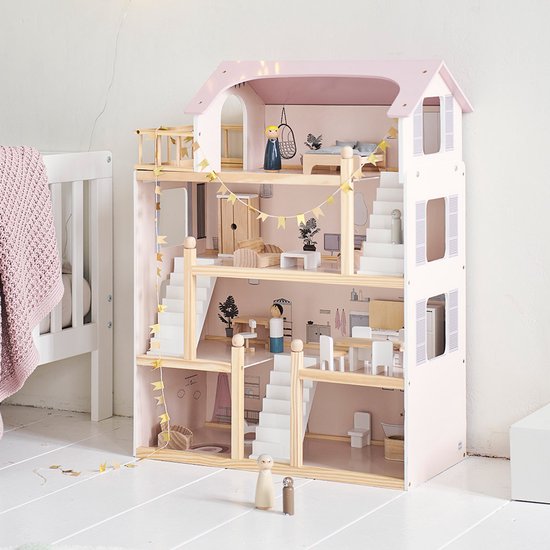 Houten poppenhuis met roze dak en ingerichte kamers, met twee houten poppetjes op de begane grond.