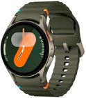 Groene smartwatch met oranje en blauwe accenten. De wijzerplaat is donkergroen met een oranje en witte wijzer.