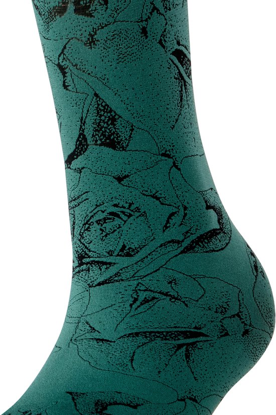 Detail van groene kniekous met zwarte rozenprint.
