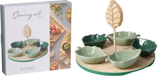 Set van 5 groene serveerschaaltjes in bladvorm op houten plateau naast de verpakking 'Serving set 5 pcs'.
