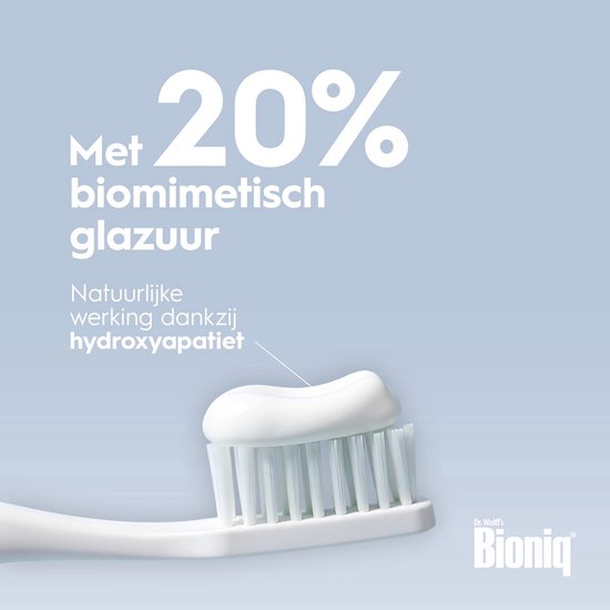 Een witte tandenborstel met een klodder witte tandpasta. Tekst 'Met 20% biomimetisch glazuur'.
