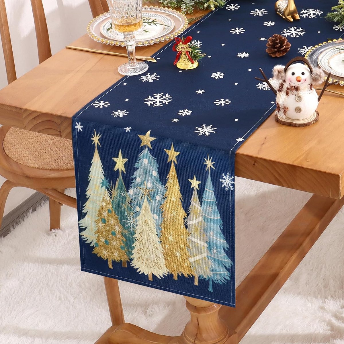 Blauwe Kerst Tafelloper Boho Modern met Sneeuwvlokken en Kerstbomen Print
