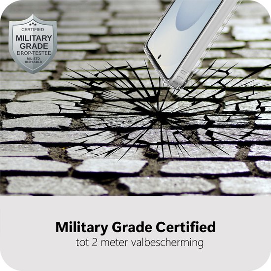 Transparante telefoonhoes valt op stenen grond, met 'Military Grade Certified' logo.