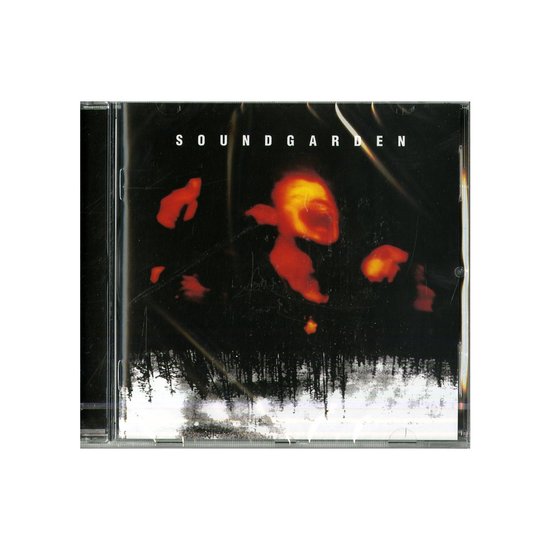 Cd-hoes van 'Superunknown' in plastic hoesje, met bandnaam 'Soundgarden' en verontrustende gezichten.