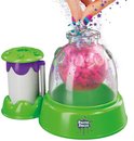 Doctor Squish Squishy Maker machine met een potje, groene basis en paarse dop. Glitter wordt toegevoegd.