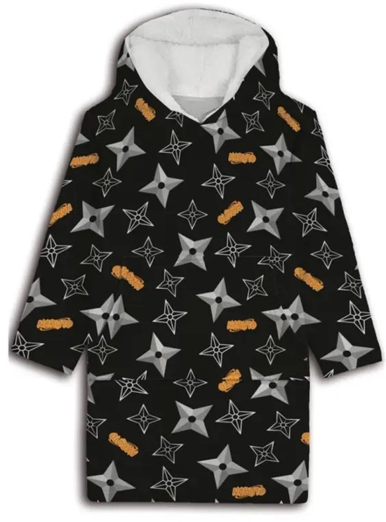 Zwarte hoodie deken met een all-over print van zilverkleurige shuriken en oranje "Naruto"-logo's. De deken heeft een capuchon.