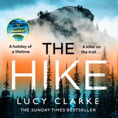 Boek "The Hike" van Lucy Clarke. Een vakantie van een leven. Een moordenaar op het pad. Met bergen en bossen op de achtergrond.