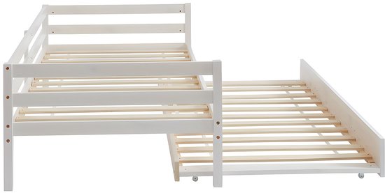 Wit houten bedframe met uitgetrokken onderschuifbed op wieltjes.