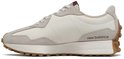 Zijzicht van een witte New Balance sneaker met beige suède, bruine accenten en 'new balance' logo.