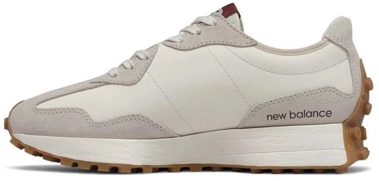 Zijzicht van een witte New Balance sneaker met beige suède, bruine accenten en 'new balance' logo.