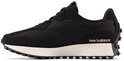 Zwarte New Balance 327 sneaker met 'new balance' op de zijkant en witte zool.