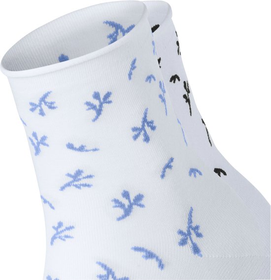Detailopname van witte enkelsokken met lichtblauwe en zwarte takjes.