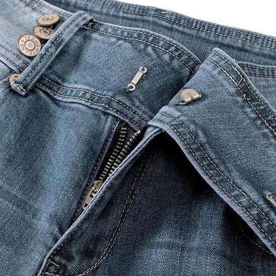 Sluiting van een blauwe jeans met rits, twee knopen en metalen haakje.