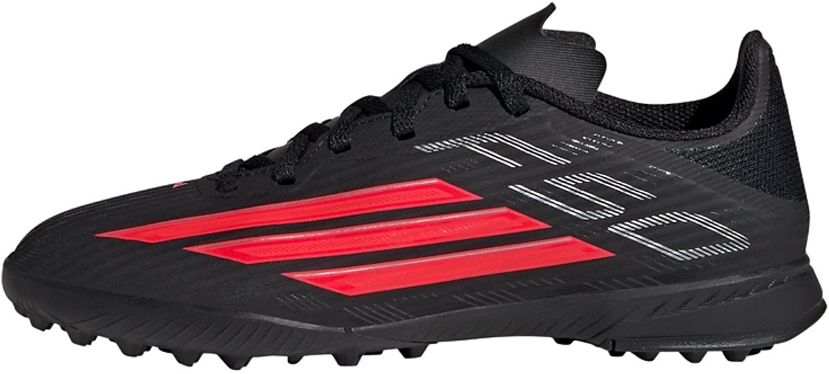 Zwarte adidas F50 LEAGUE Turf voetbalschoenen voor kinderen met rode details en gripnoppen voor optimale prestaties.