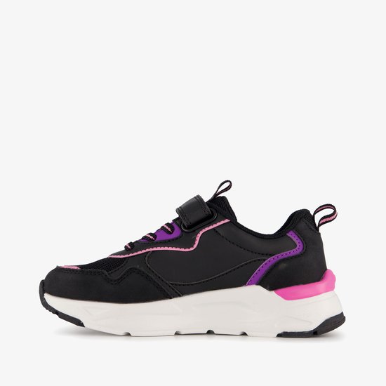 Zij-aanzicht van zwarte sneaker met roze en paarse accenten en klittenband.