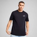 Donkerblauwe PUMA T-shirt met klein wit PUMA-logo op de borst, gedragen door een man.