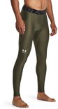 Model draagt een olijfgroene Under Armour sportlegging met witte logo-opdruk op het been.