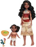 Moana en baby Moana poppen met Heihei en een schaal met groen fruit.