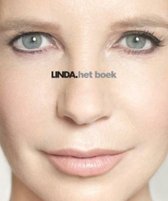 Close-up gezicht van een vrouw met blauwe ogen, sproeten en de tekst 'LINDA. het boek'.