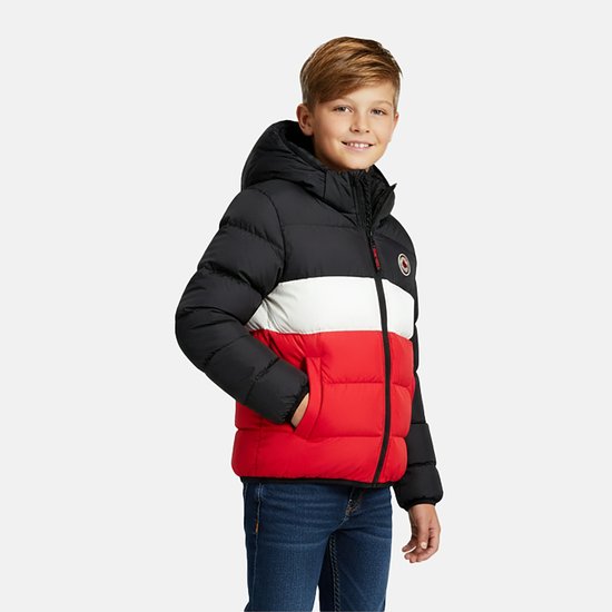 Jongen draagt een zwart, wit en rood gewatteerd jack met capuchon van Cars Jeans, gecombineerd met een spijkerbroek.