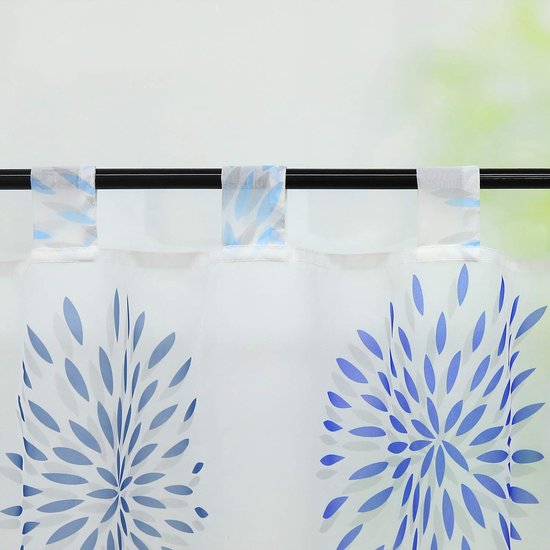 Vitrage met blauwe bloemenpatronen op witte stof, bevestigd aan een zwarte roede.