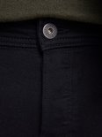 Sluiting van de zwarte jeans met merkknop "JACK & JONES EST. 1990".