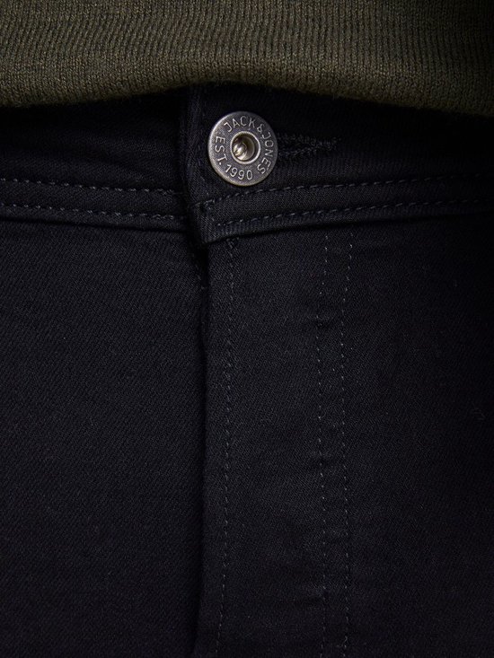 Sluiting van de zwarte jeans met merkknop "JACK & JONES EST. 1990".