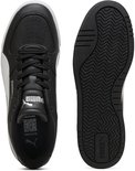 Boven- en onderkant van een zwarte Puma sneaker met witte details. Tekst 'FOREVER BETTER'.