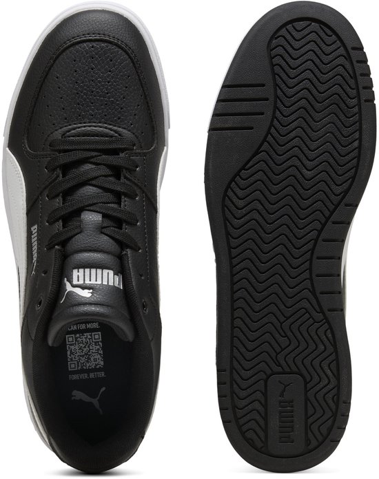 Boven- en onderkant van een zwarte Puma sneaker met witte details. Tekst 'FOREVER BETTER'.