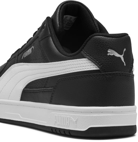 Achterkant van een zwarte Puma sneaker. Zilverkleurig Puma-logo op de hak.