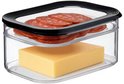 Transparante Mepal bewaardoos met zwarte deksel, gevuld met plakjes salami bovenop een stuk kaas.