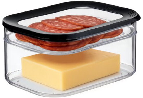 Transparante Mepal bewaardoos met zwarte deksel, gevuld met plakjes salami bovenop een stuk kaas.