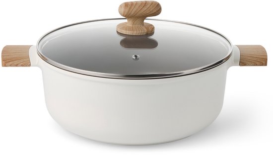 Casserole blanche avec couvercle en verre et poignées en bois, sur fond blanc.