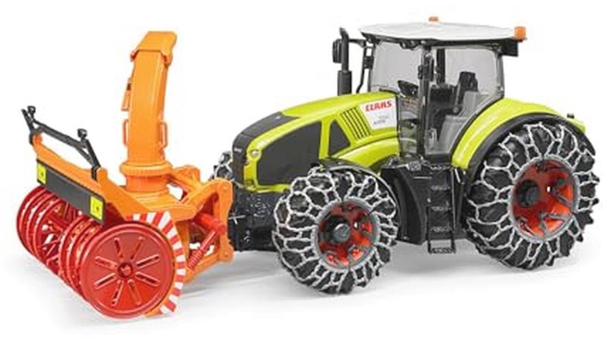 Tractor met sneeuwkettingen en sneeuwfrees voor winterdienst