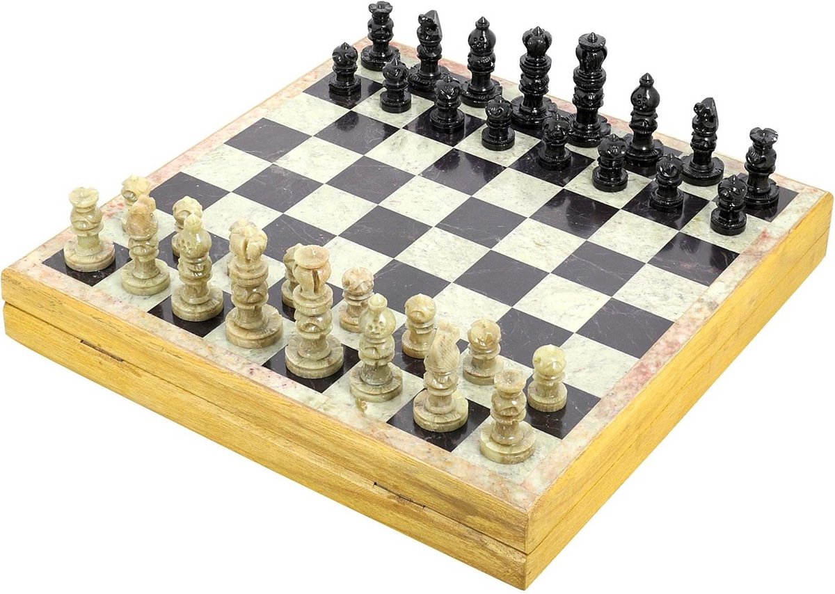Handgesneden stenen schaakspel met houten basisbord, 30x30 cm