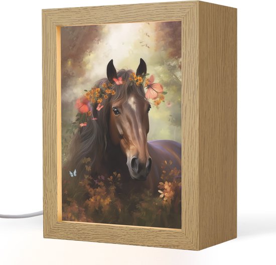 Paard met bloemenkrans en vlinders, in houten frame met verlichting.