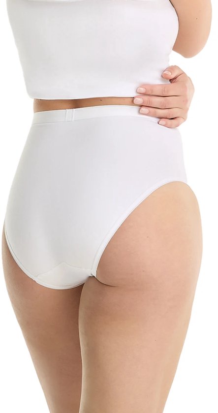 Witte high-rise broek, gedragen op een model, met een elastische tailleband.