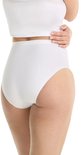 Witte high-rise broek, gedragen op een model, met een elastische tailleband.