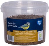 Transparante emmer met gedroogde insecten, met een blauw label. "Protein for garden birds", "Protein-rich Dried Insect Mix".
