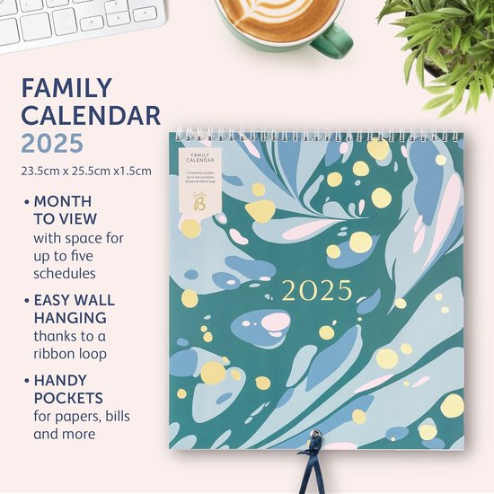 Familiekalender 2025 met groene marmerprint, maandoverzicht en opbergvakken.