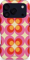 iPhone hoesje met cirkelpatroon in roze, oranje en rood, achterkant met cameralens uitsparing.
