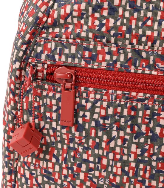 Rits met rode ritslip en Hedgren-hanger met abstracte rode, groene en blauwe print.