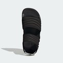 Zwarte Adidas Adilette kindersandalen met golvend patroon op de bandjes.