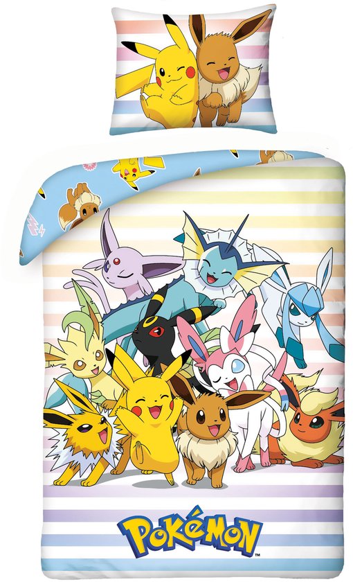 Dekbedovertrek en kussensloop met Pikachu en Eevee op gestreepte achtergrond, met diverse Pokémon figuren.