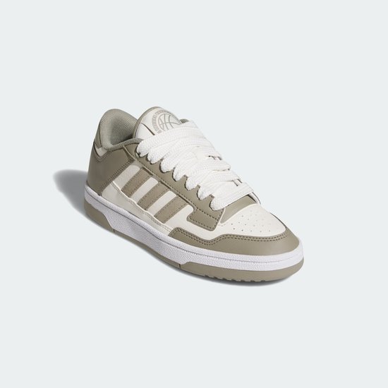 Lage adidas sneaker in wit met taupe accenten, drie strepen en veters.