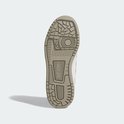 Onderkant van een taupe adidas sneaker met profiel.